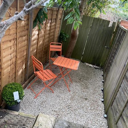 Central London Double Bed Apartment: Steps from Platform Station Exterior photo