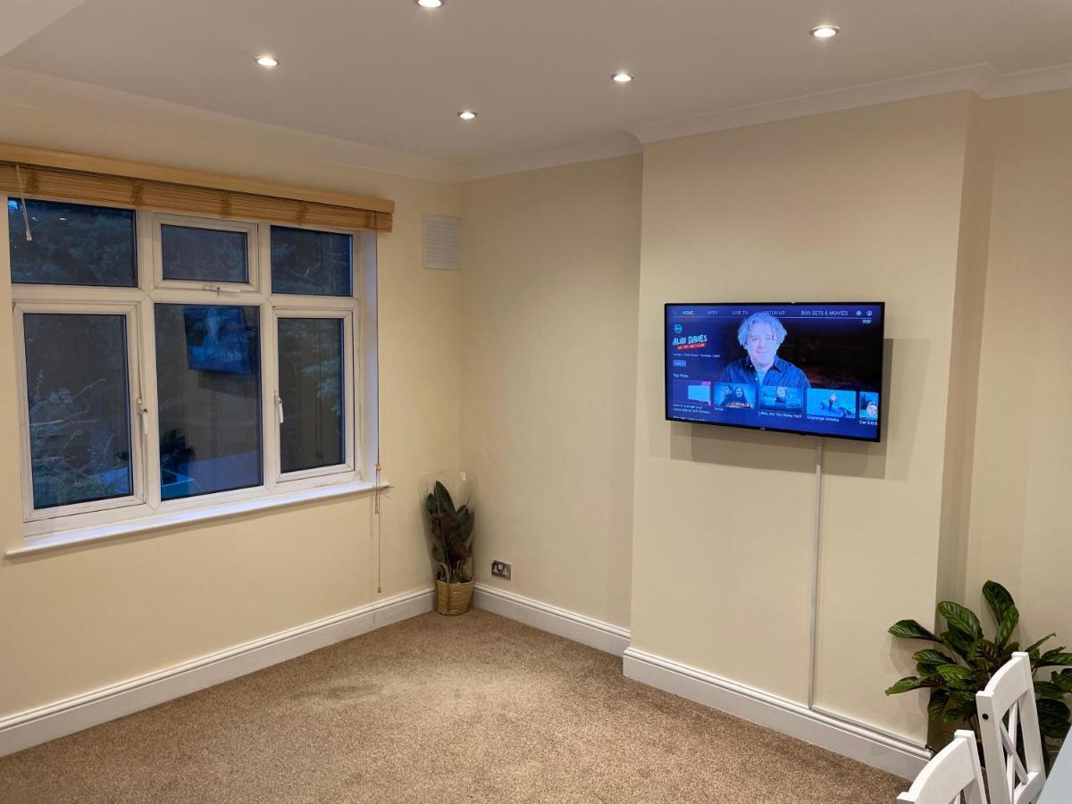 Central London Double Bed Apartment: Steps from Platform Station Exterior photo