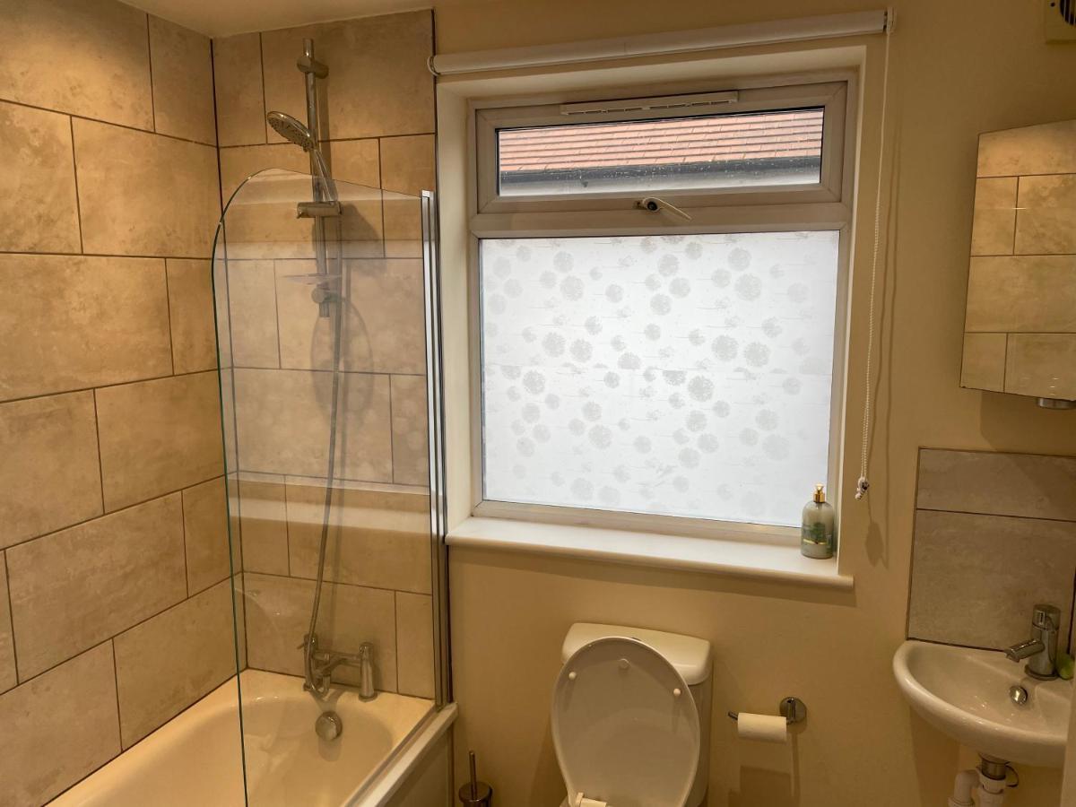 Central London Double Bed Apartment: Steps from Platform Station Exterior photo