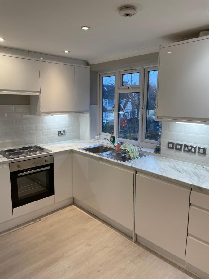 Central London Double Bed Apartment: Steps from Platform Station Exterior photo
