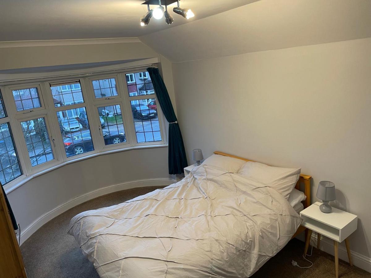 Central London Double Bed Apartment: Steps from Platform Station Exterior photo